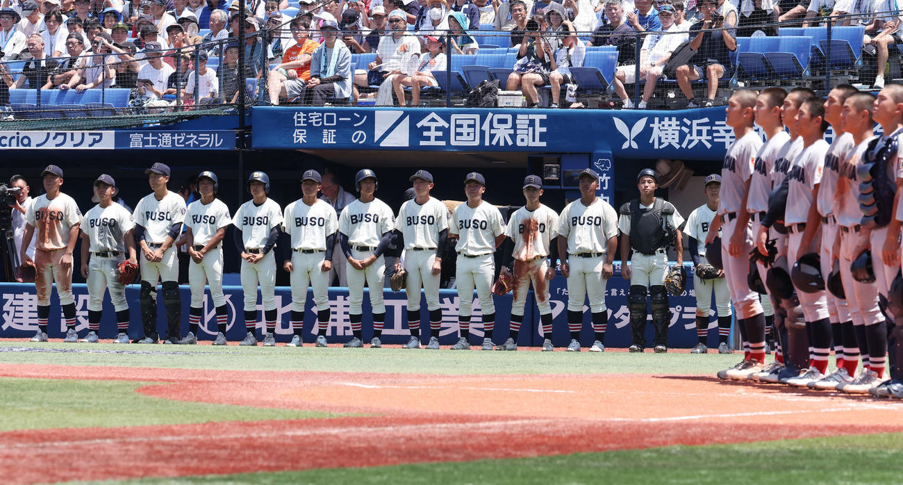 武相対横浜　横浜に敗れた武相ナイン（撮影・宮地輝）