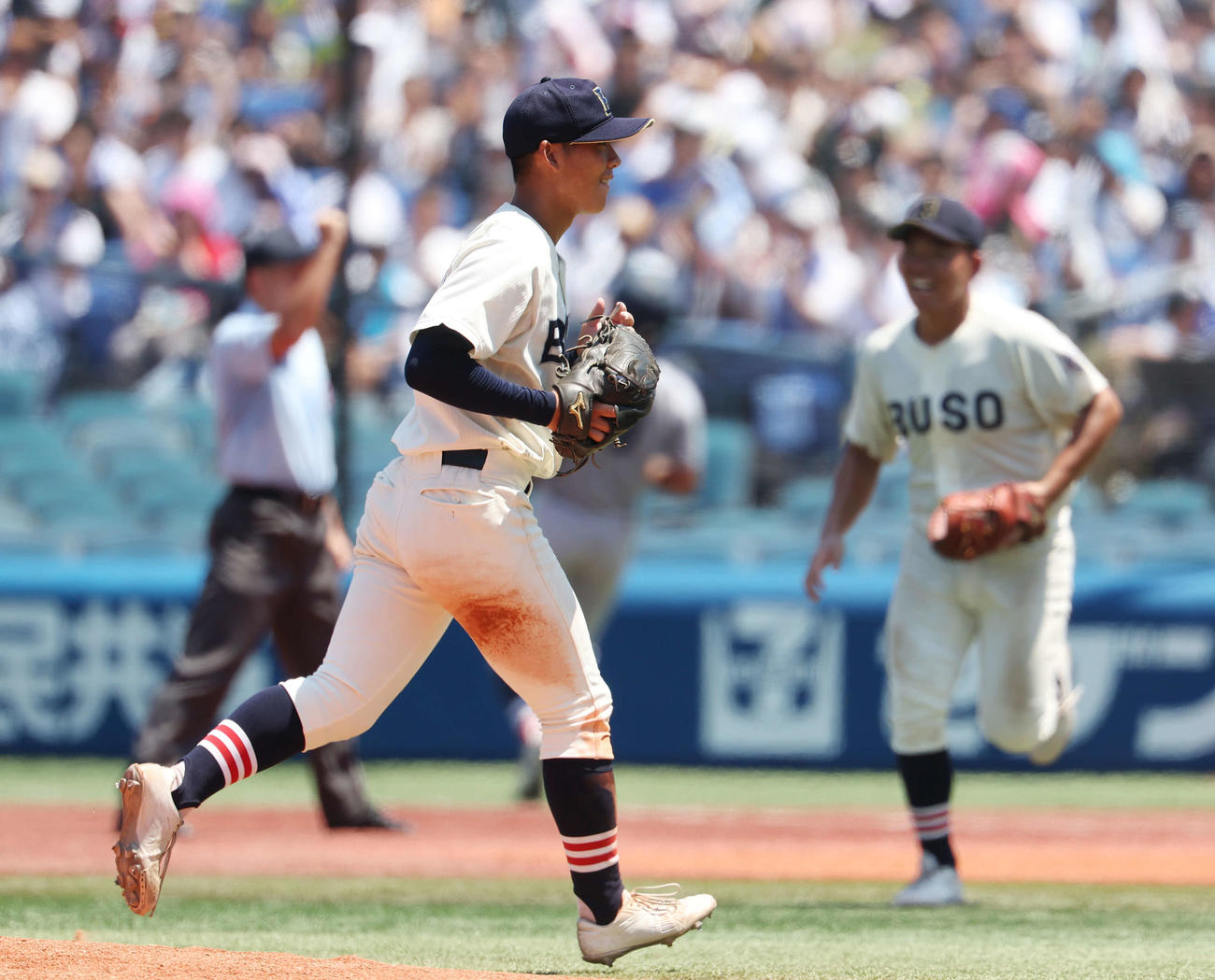 武相対横浜　4回裏横浜1死一塁、松村を二塁併殺打に抑えた八木（撮影・宮地輝）