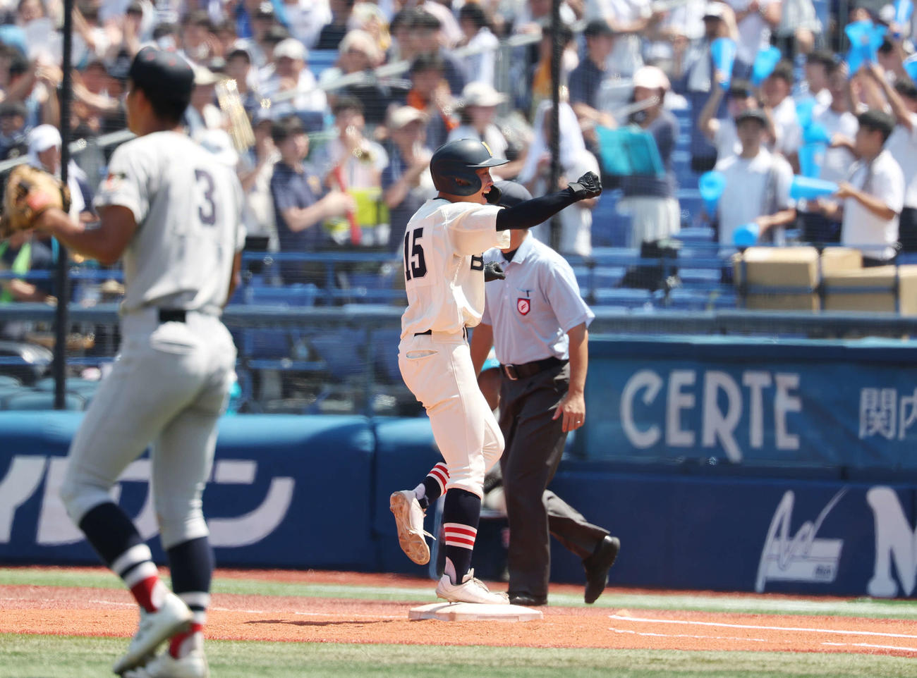 武相対横浜　2回表武相2死満塁、右前適時打を放ちガッツポーズする渡辺（撮影・宮地輝）