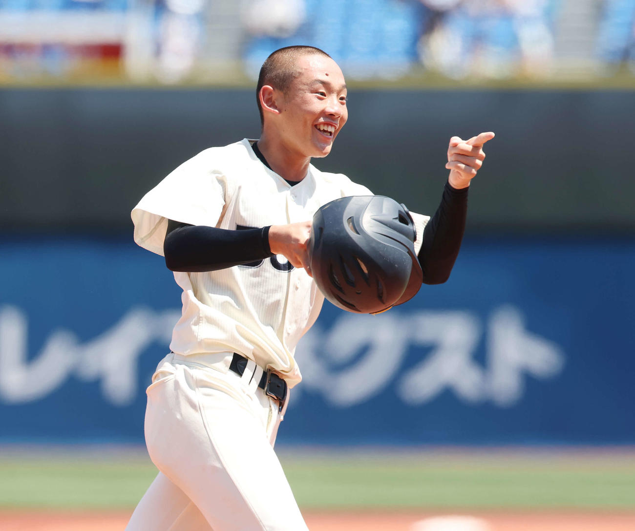 武相対横浜　2回表武相2死満塁、右前適時打を放った渡辺は笑顔を見せる（撮影・宮地輝）