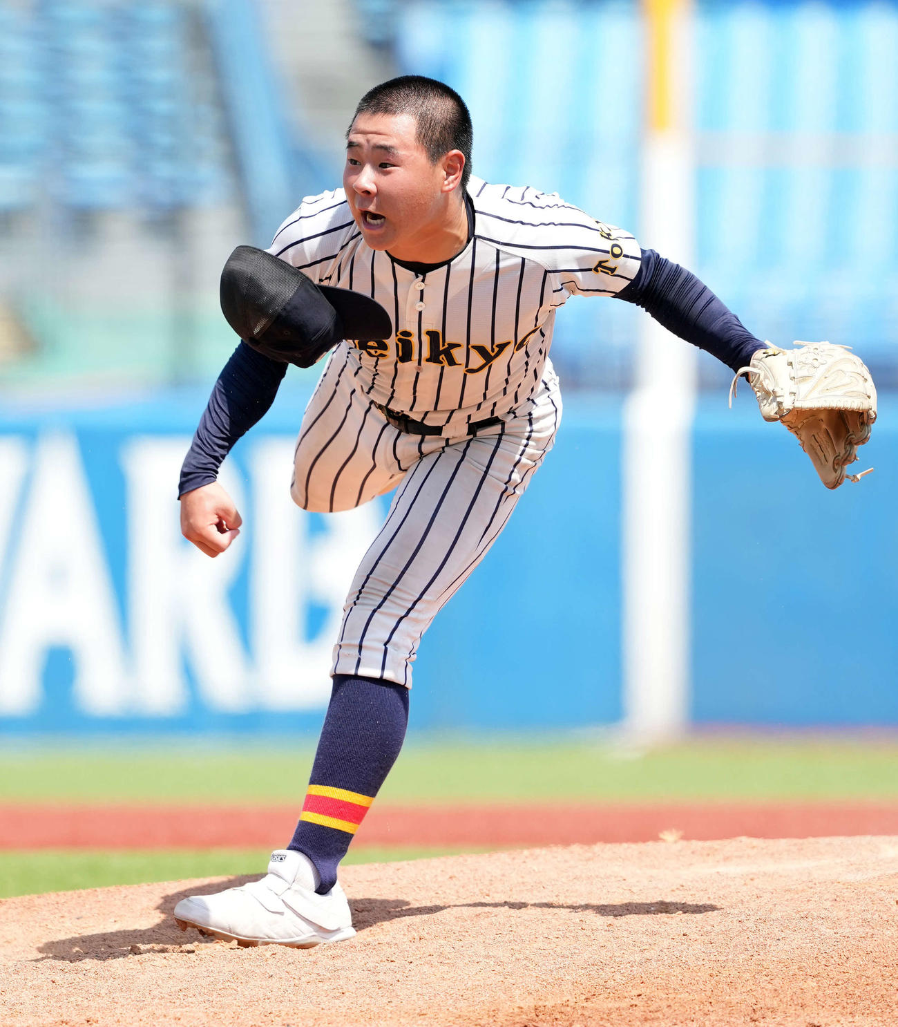 淑徳対帝京　帽子を飛ばしながら力投する帝京の先発小野（撮影・たえ見朱実）