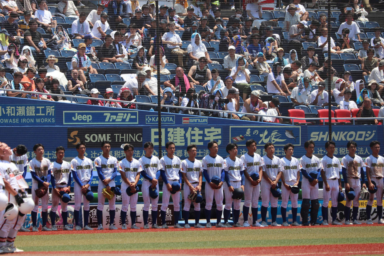 甲子園、春夏連続出場が絶たれ、肩を落とす中央学院の選手たち（撮影・保坂淑子）