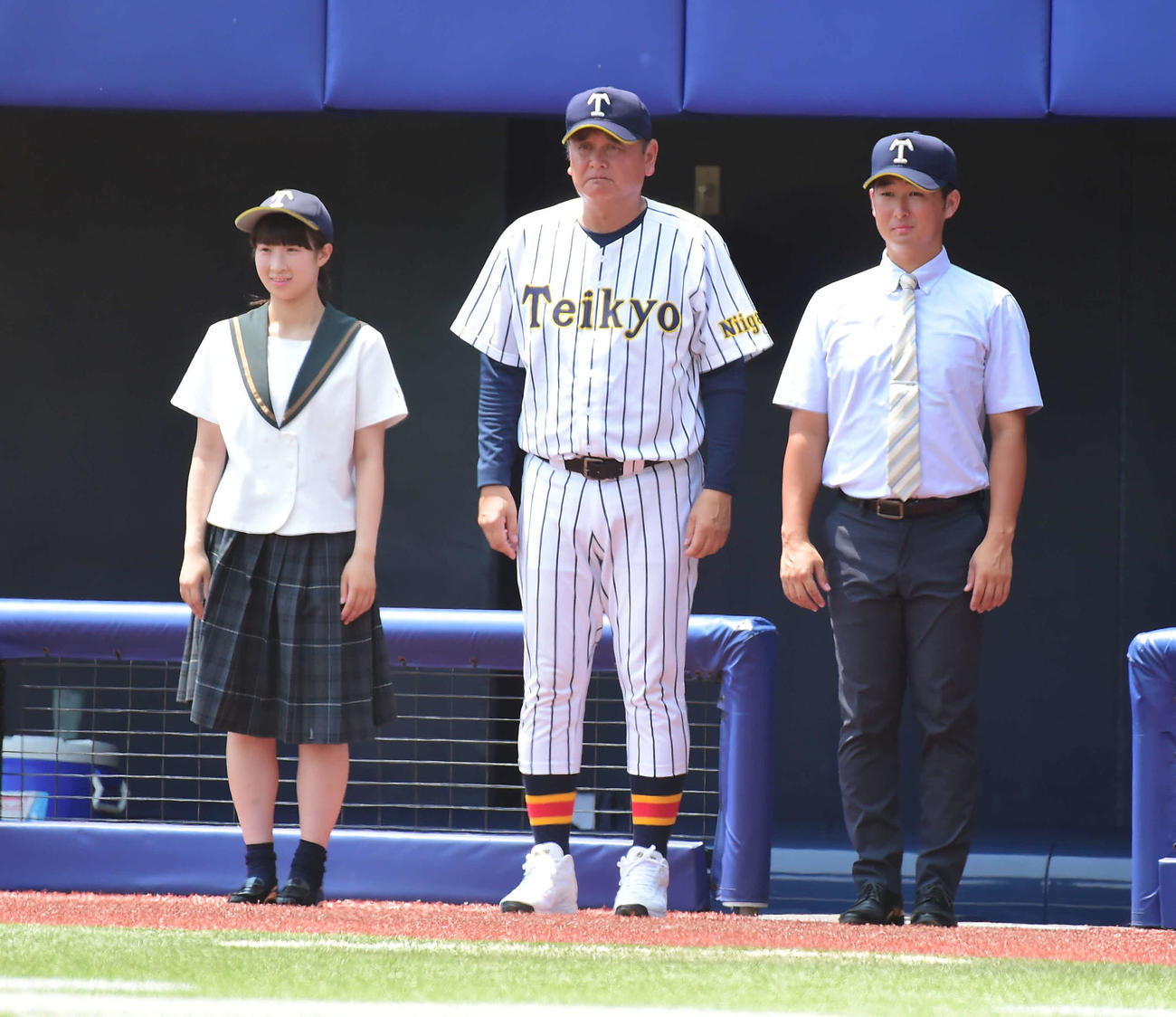 新発田南対帝京長岡　帝京長岡の指揮を執る芝草監督（中央）