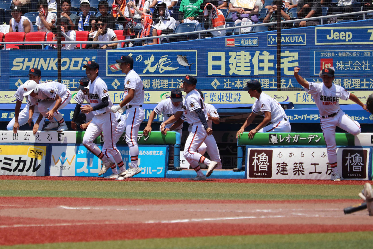 木更津総合7回を無失点に抑え、笑顔でベンチを飛び出す選手たち（撮影・保坂淑子）