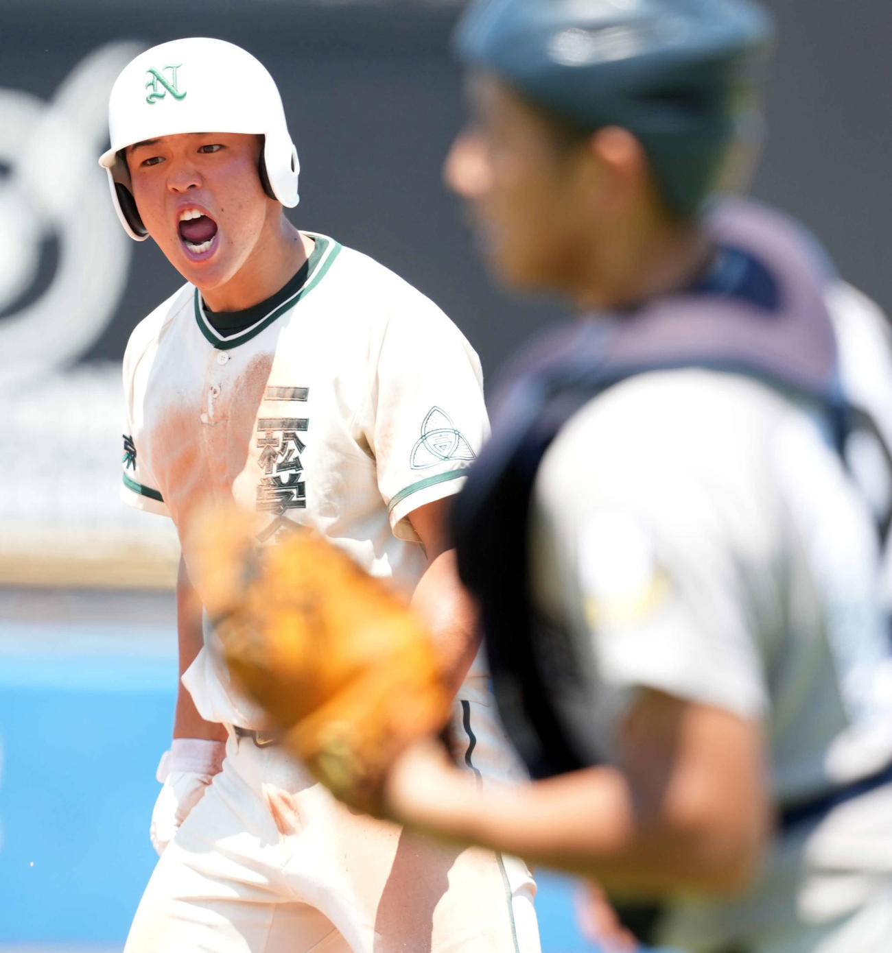東亜学園対二松学舎大付　6回裏二松学舎大付無死、内野安打を放ちガッツポーズを決める片井（撮影・たえ見朱実）