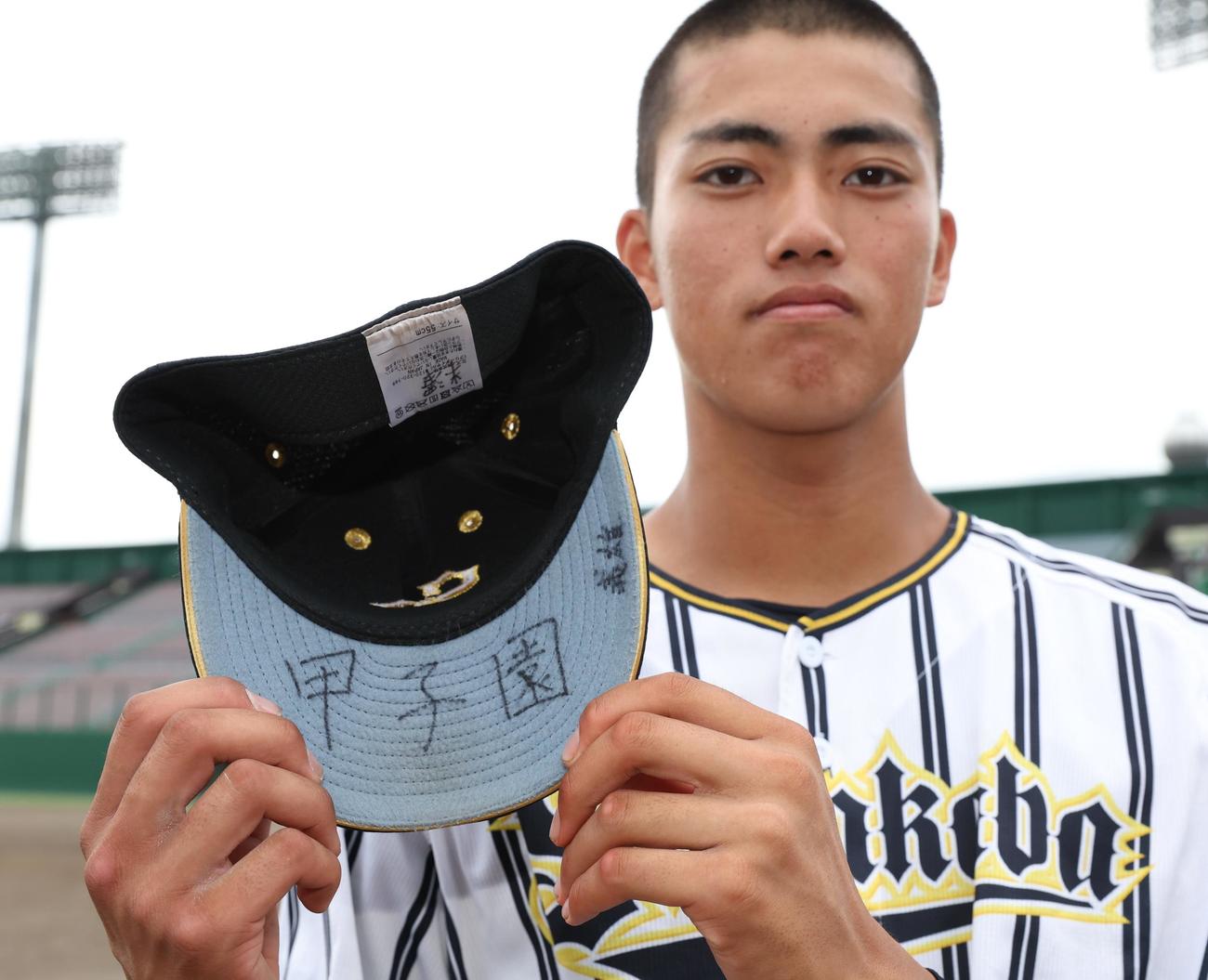 白樺学園対クラーク　白樺学園・半沢の帽子につばには「甲子園　義雄」の文字が書かれている（撮影・黒川智章）