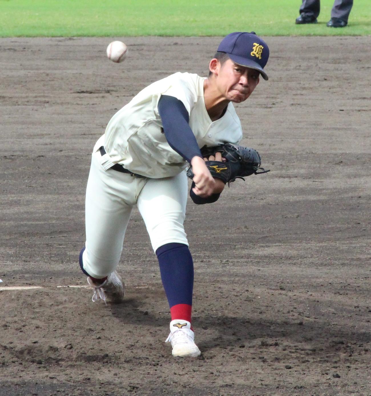 熊本国府対天草工　力投する熊本国府のエース坂井理人（撮影・菊川光一）
