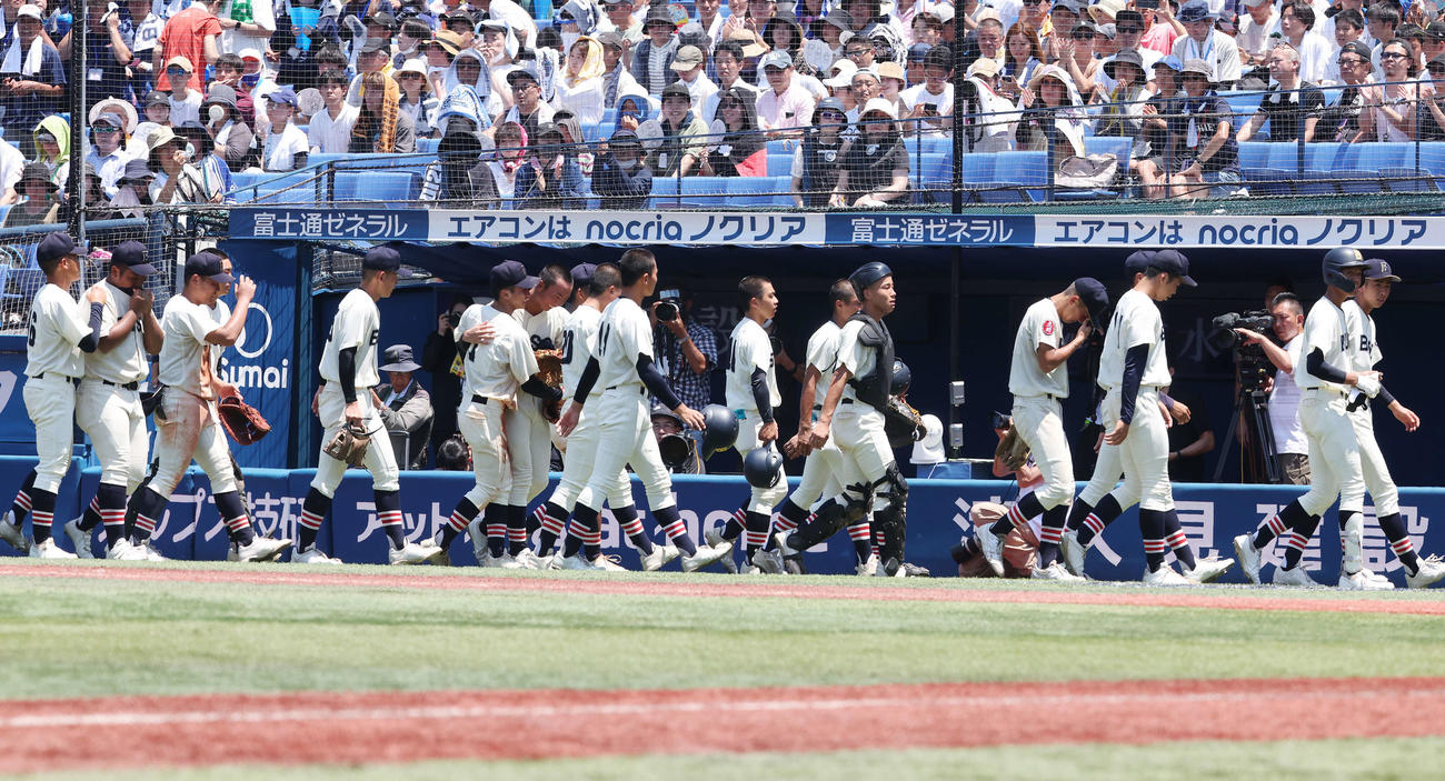 武相対横浜　敗れて肩を落とす武相ナイン（撮影・宮地輝）