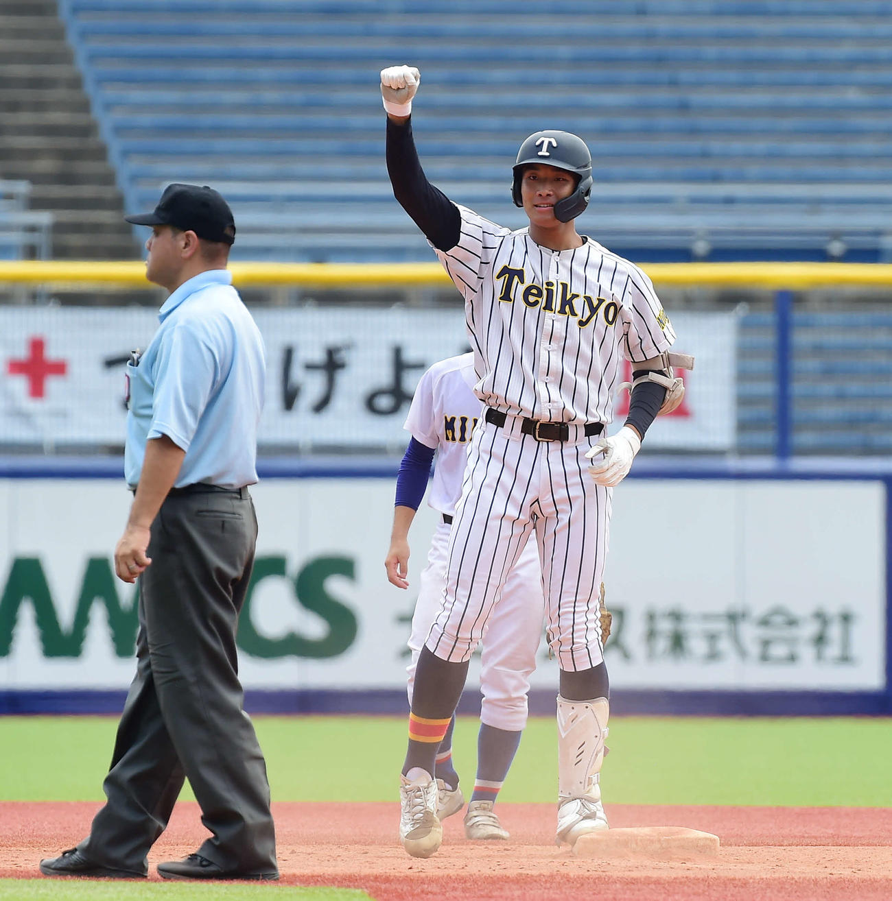 新発田南対帝京長岡　3回裏帝京長岡1死満塁、左翼線へ逆転の2点適時二塁打を放ち、ガッツポーズする茨木