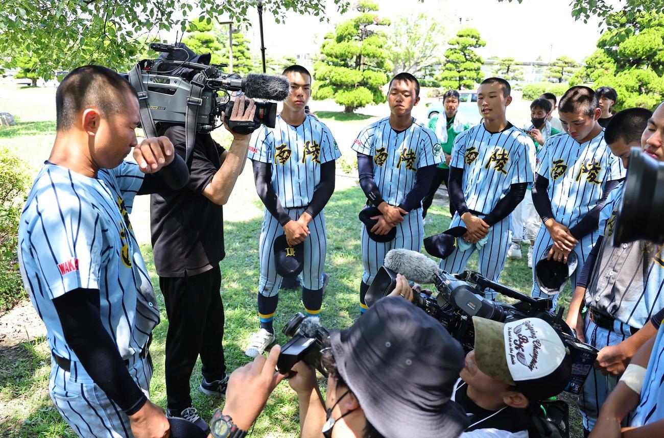 智弁和歌山に敗れた和歌山南陵・渡辺主将はナインに最後の声かけをする（撮影・上田博志）