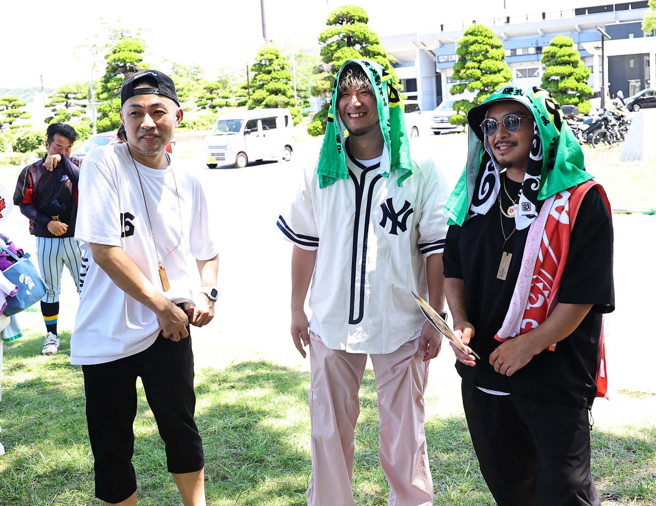 和歌山南陵対智弁和歌山　和歌山南陵のレゲエ曲調校歌を制作した左からinfinity16、横川翔、和燦はナインの応援に駆けつけた（撮影・上田博志）