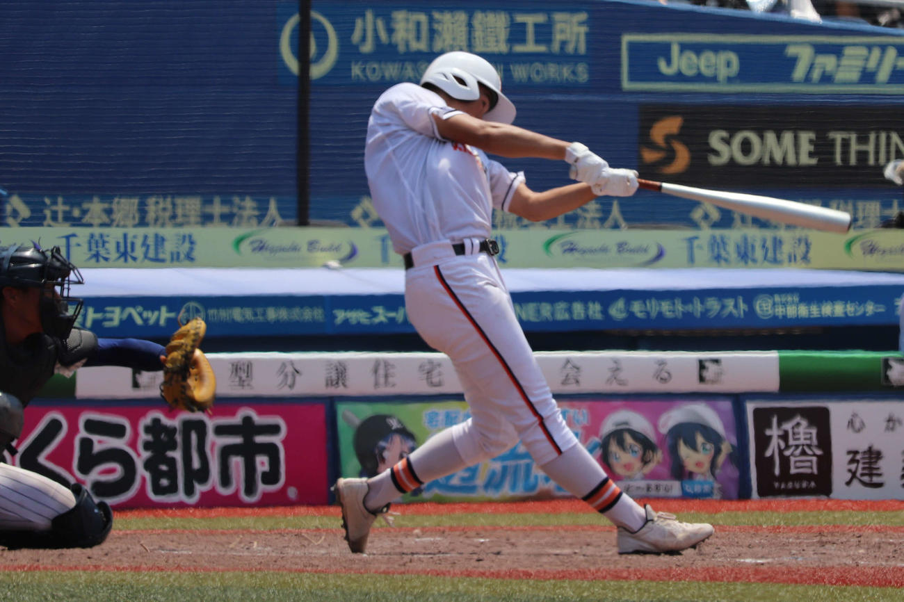 木更津総合5回裏、先制の右越え3ラン本塁打を放つ井上（撮影・保坂淑子）