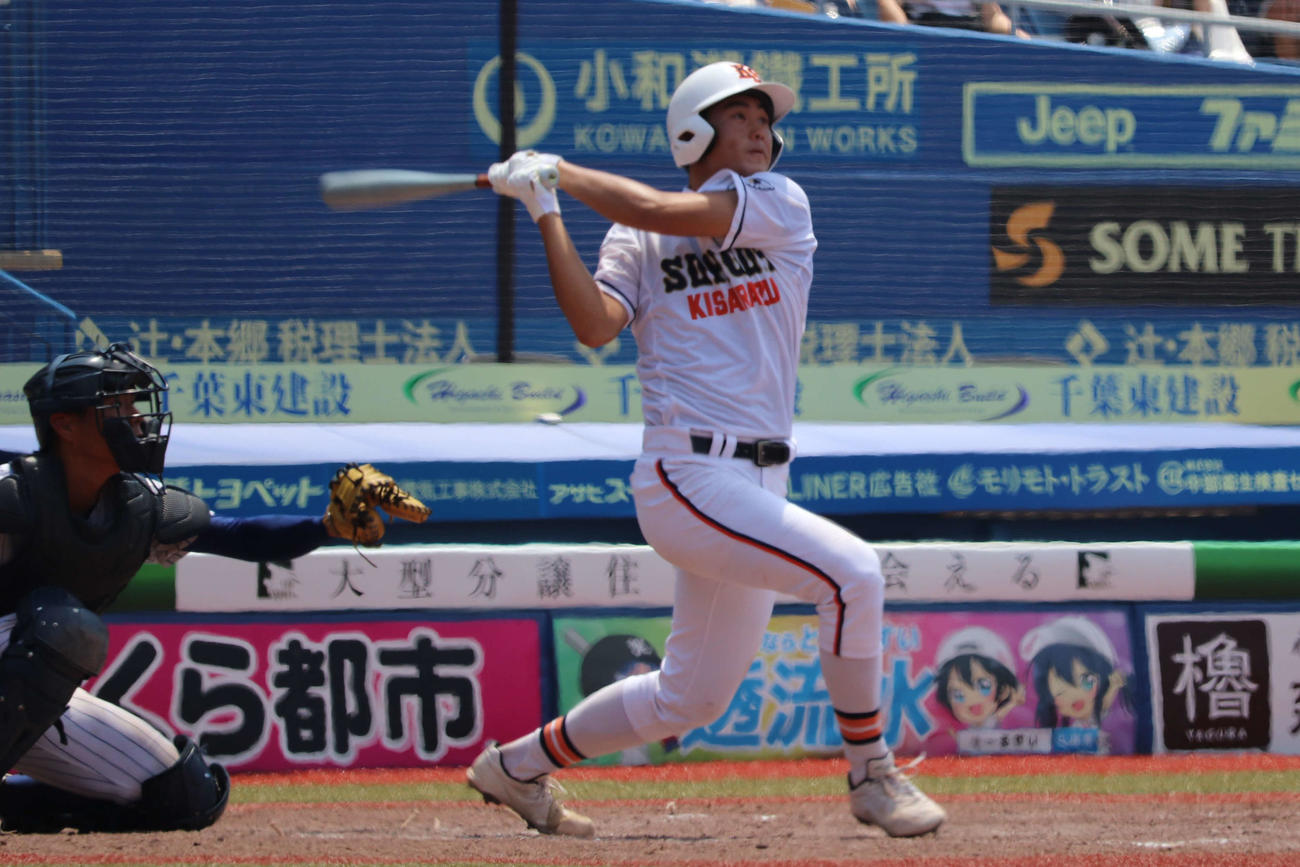 中央学院戦の5回、先制の右越え3点本塁打を放つ井上（撮影・保坂淑子）