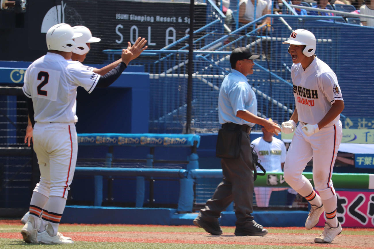 木更津総合5回裏、先制の右越え3ラン本塁打を放ち、雄たけびをあげながらホームインする井上（撮影・保坂淑子）