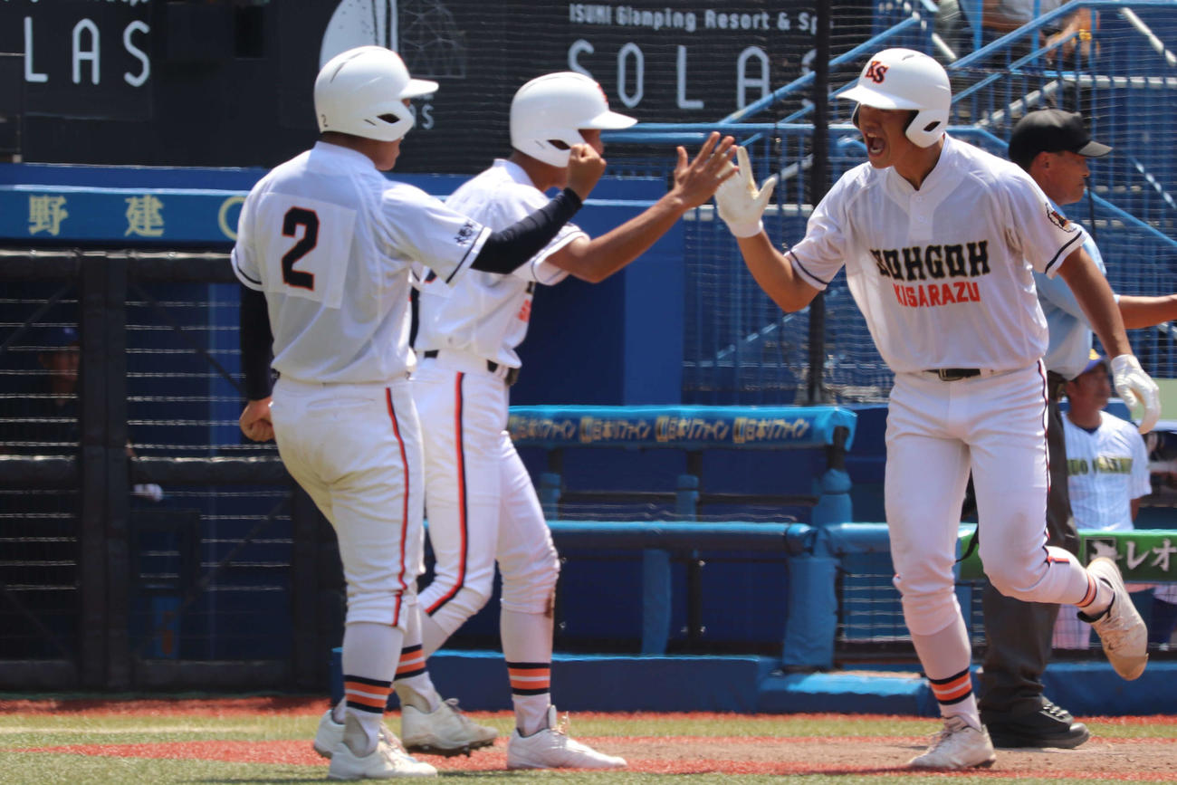 木更津総合5回裏、先制の右越え3ラン本塁打を放ち、チームメートとタッチをする井上（撮影・保坂淑子）