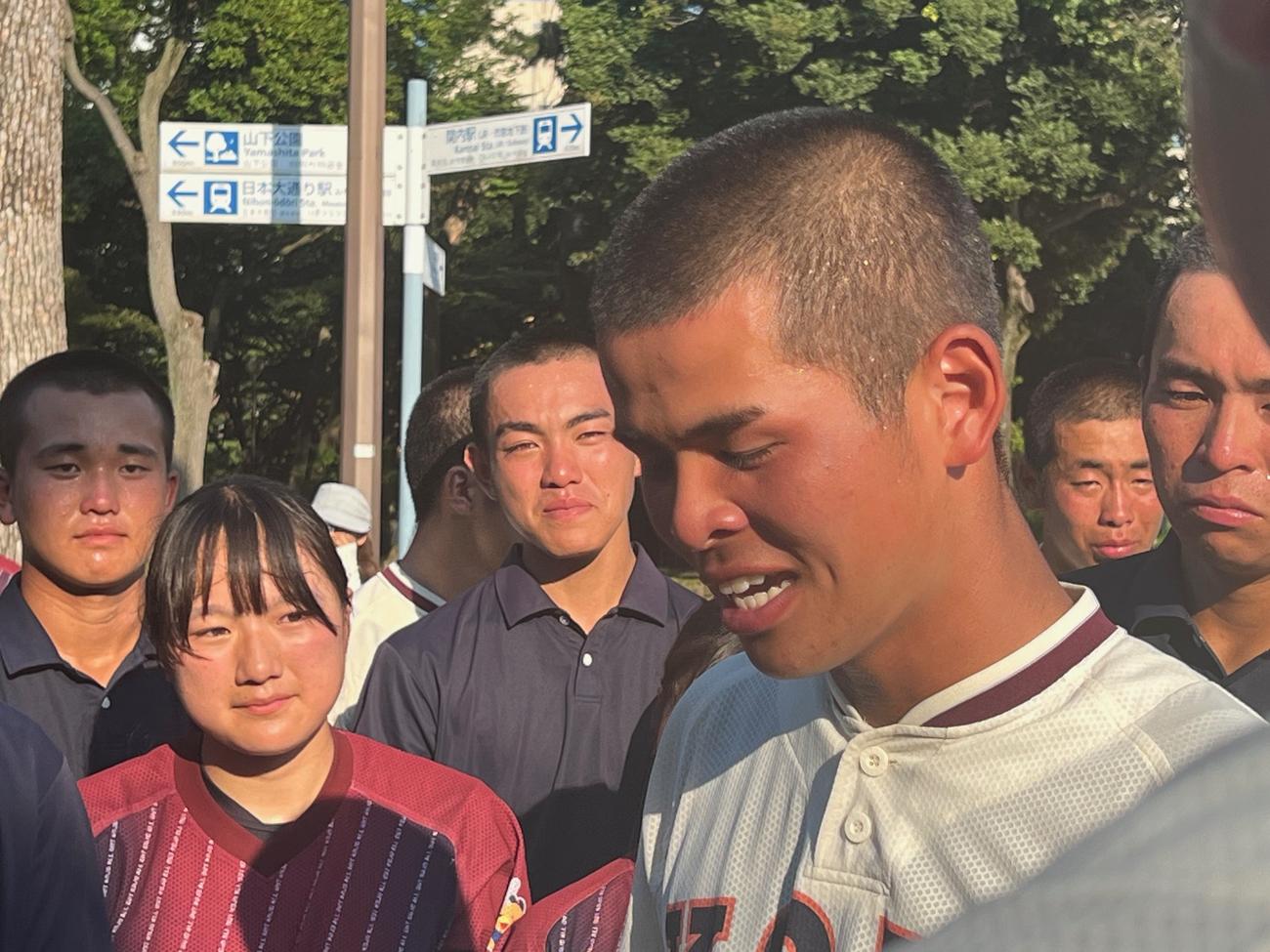 試合に敗れ3年生に感謝の気持ちを伝える向上・北野主将（撮影・金子真仁）