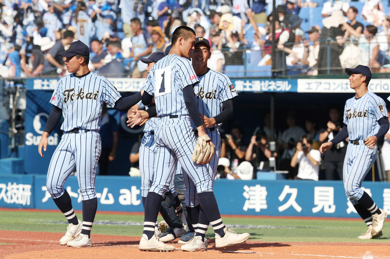 向上対東海大相模　9回表を抑え決勝進出を決めた東海大相模・藤田（中央）ら選手たち（撮影・宮地輝）