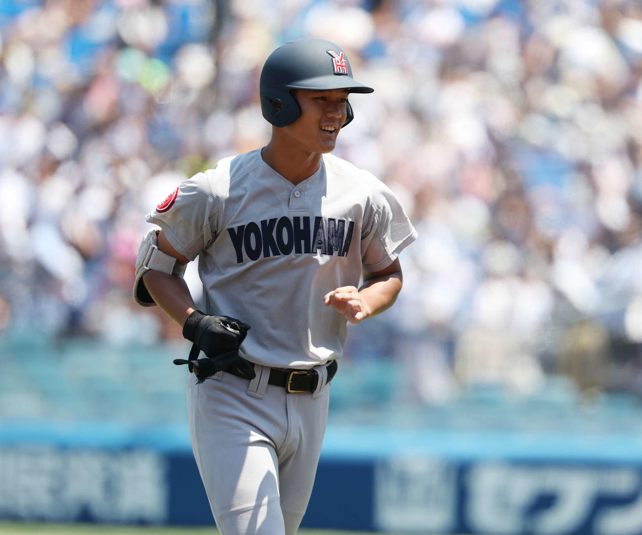 武相対横浜　5回裏横浜2死二塁、右適時打を放った阿部は笑顔を見せる（撮影・宮地輝）