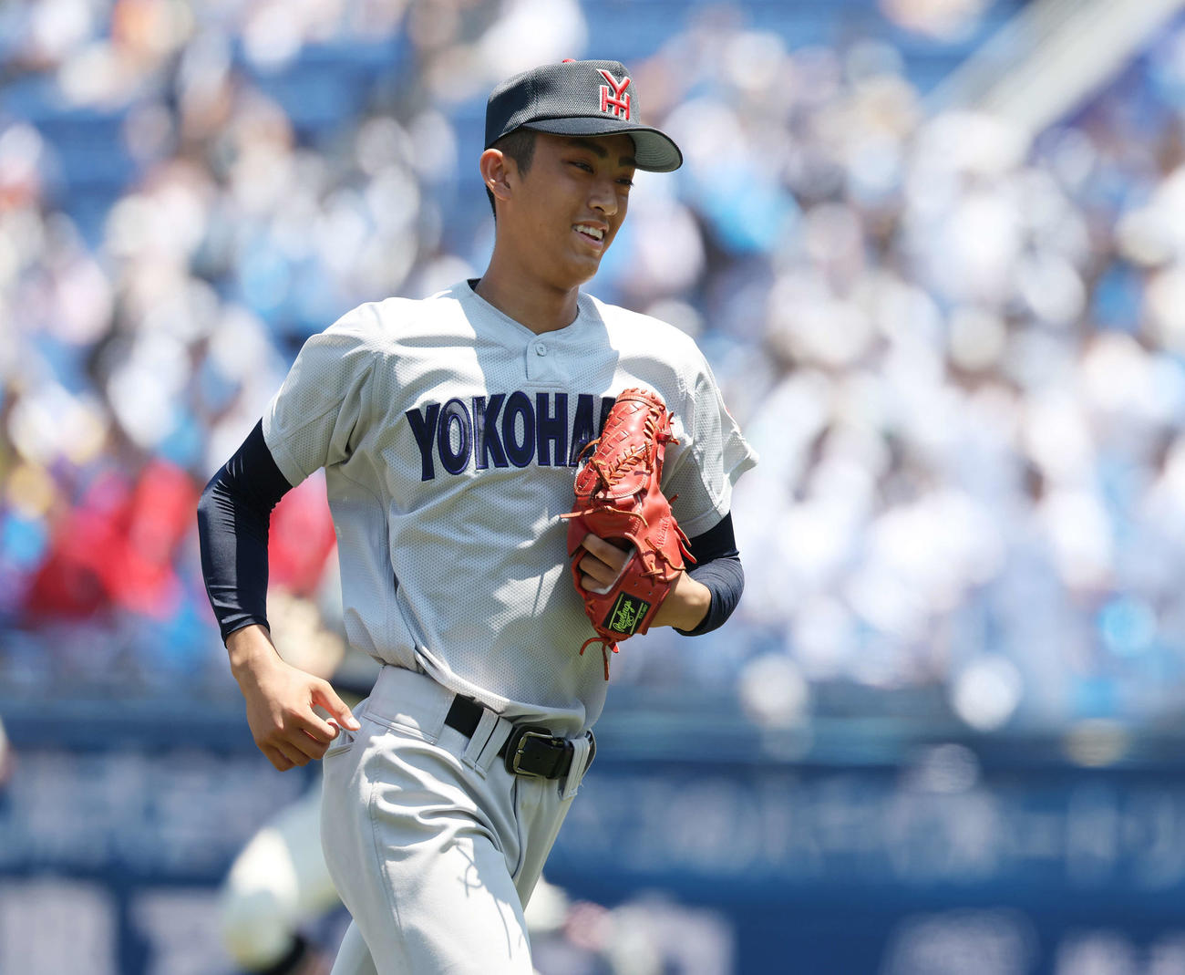 武相対横浜　6回裏を3者凡退に抑え笑顔を見せる横浜・織田（撮影・宮地輝）