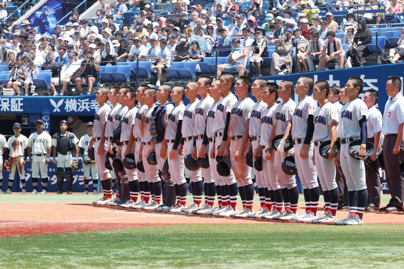 武相対横浜　決勝進出を決め校歌斉唱する横浜ナイン（撮影・宮地輝）
