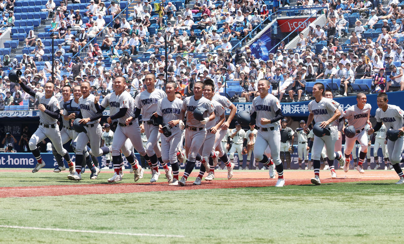 武相対横浜　決勝進出を決め駆け出す横浜ナイン（撮影・宮地輝）