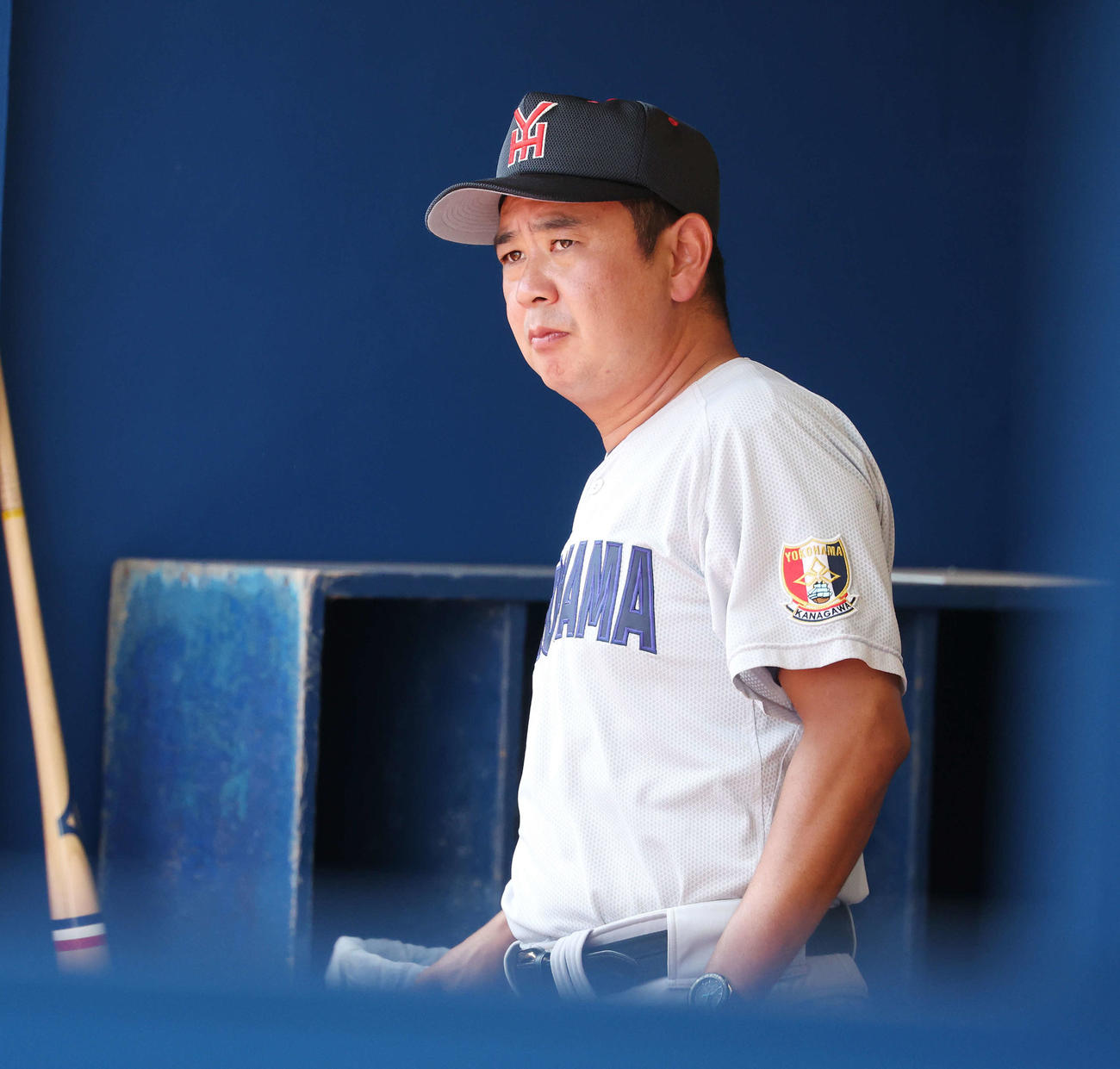 武相対横浜　戦況を見つめる横浜・村田監督（撮影・宮地輝）
