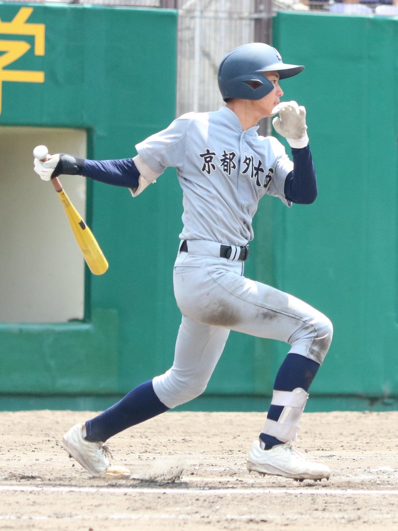 京都外大西対北嵯峨　打撃を行う京都外大西・田中（撮影・塚本光）