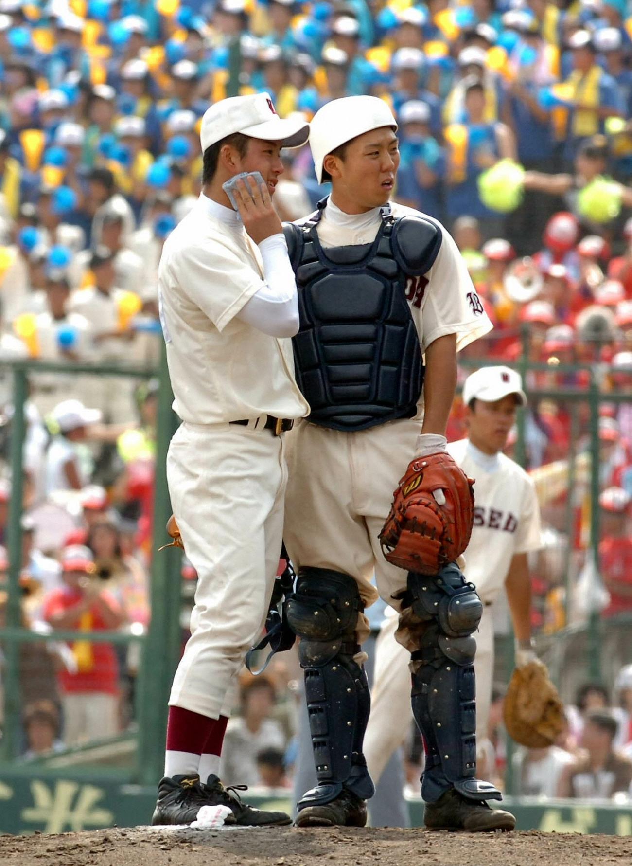 06年夏の甲子園でマウンドの早実・斎藤佑樹はハンカチで汗をぬぐう