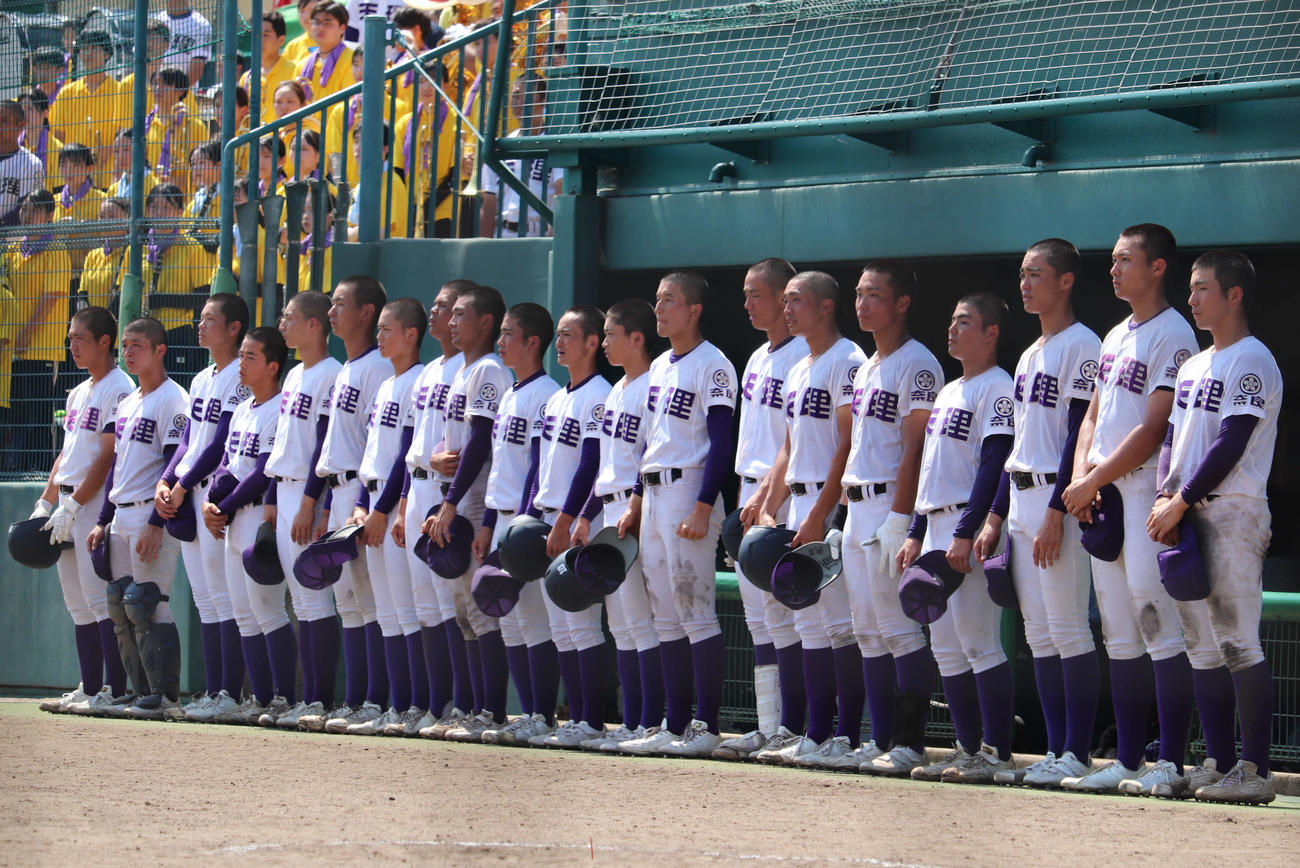智弁学園対天理　試合後に整列する天理ナイン