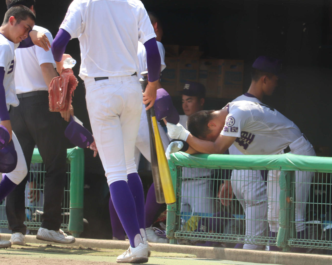 智弁学園に敗れ肩を落とす天理の背番号12永野（撮影・中島麗