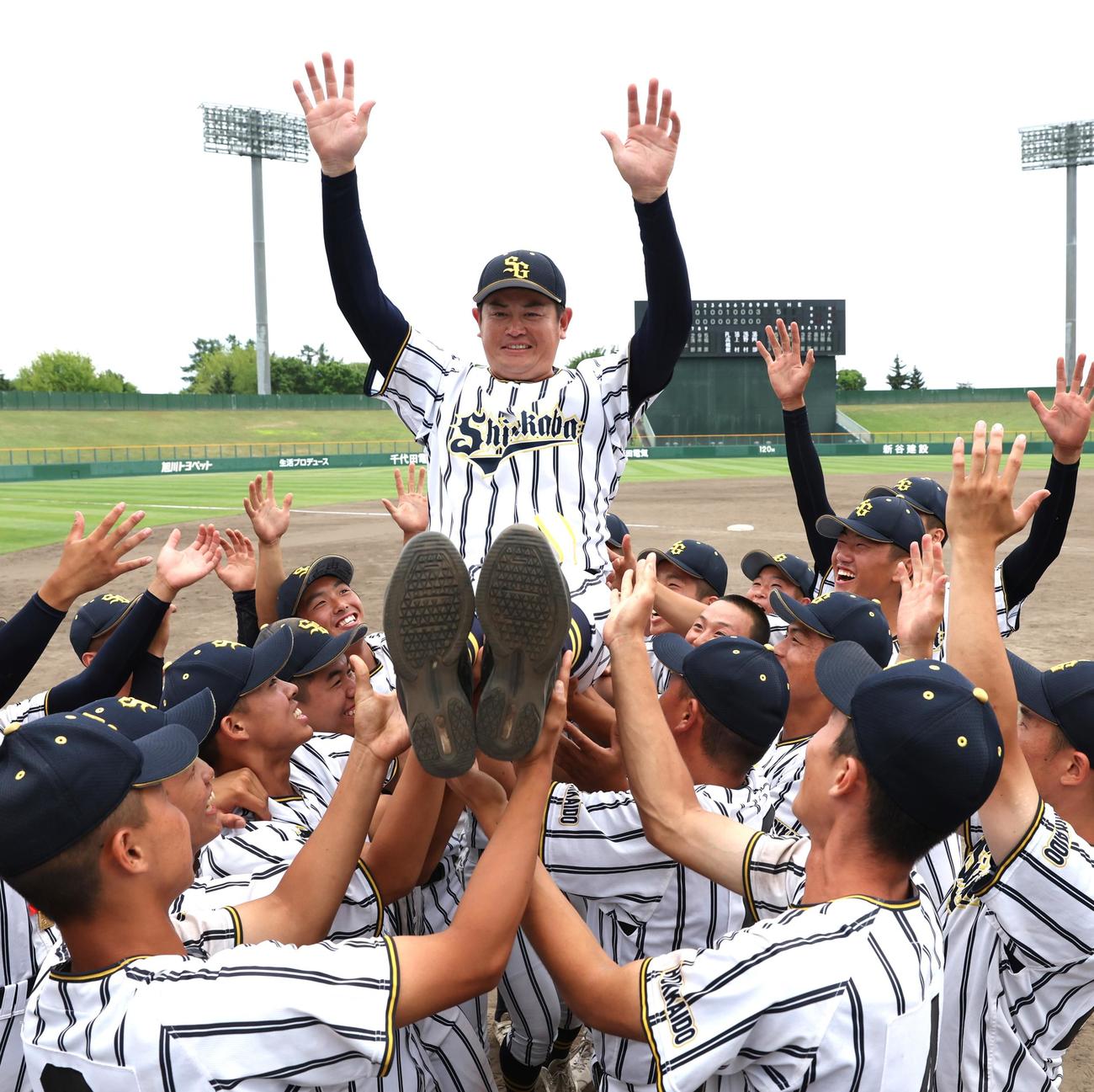 白樺学園対クラーク　優勝し胴上げされる白樺学園・亀田監督（撮影・黒川智章）