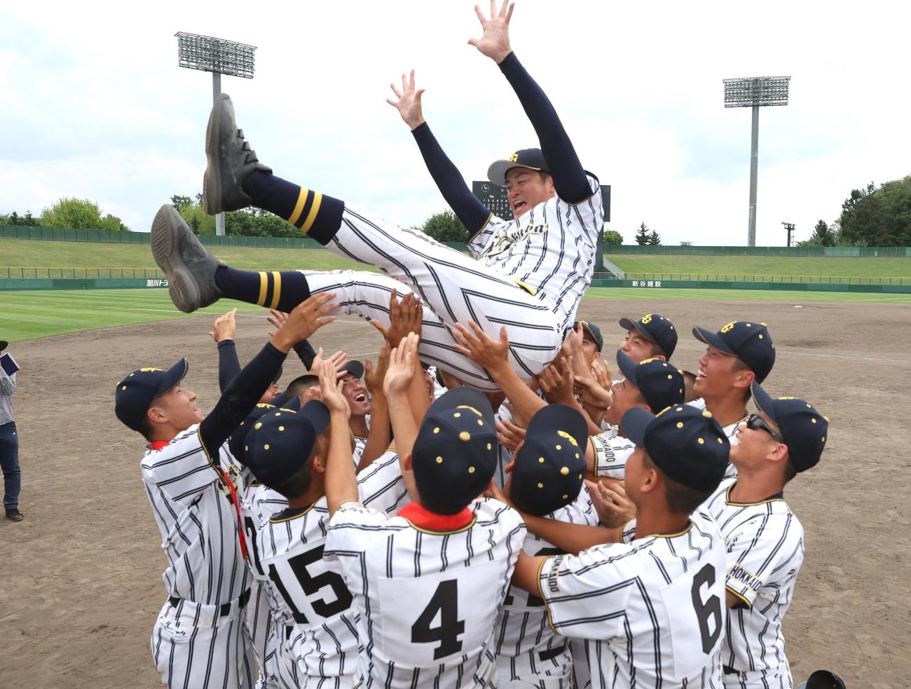 白樺学園対クラーク　優勝し胴上げされる白樺学園・亀田監督（撮影・黒川智章）