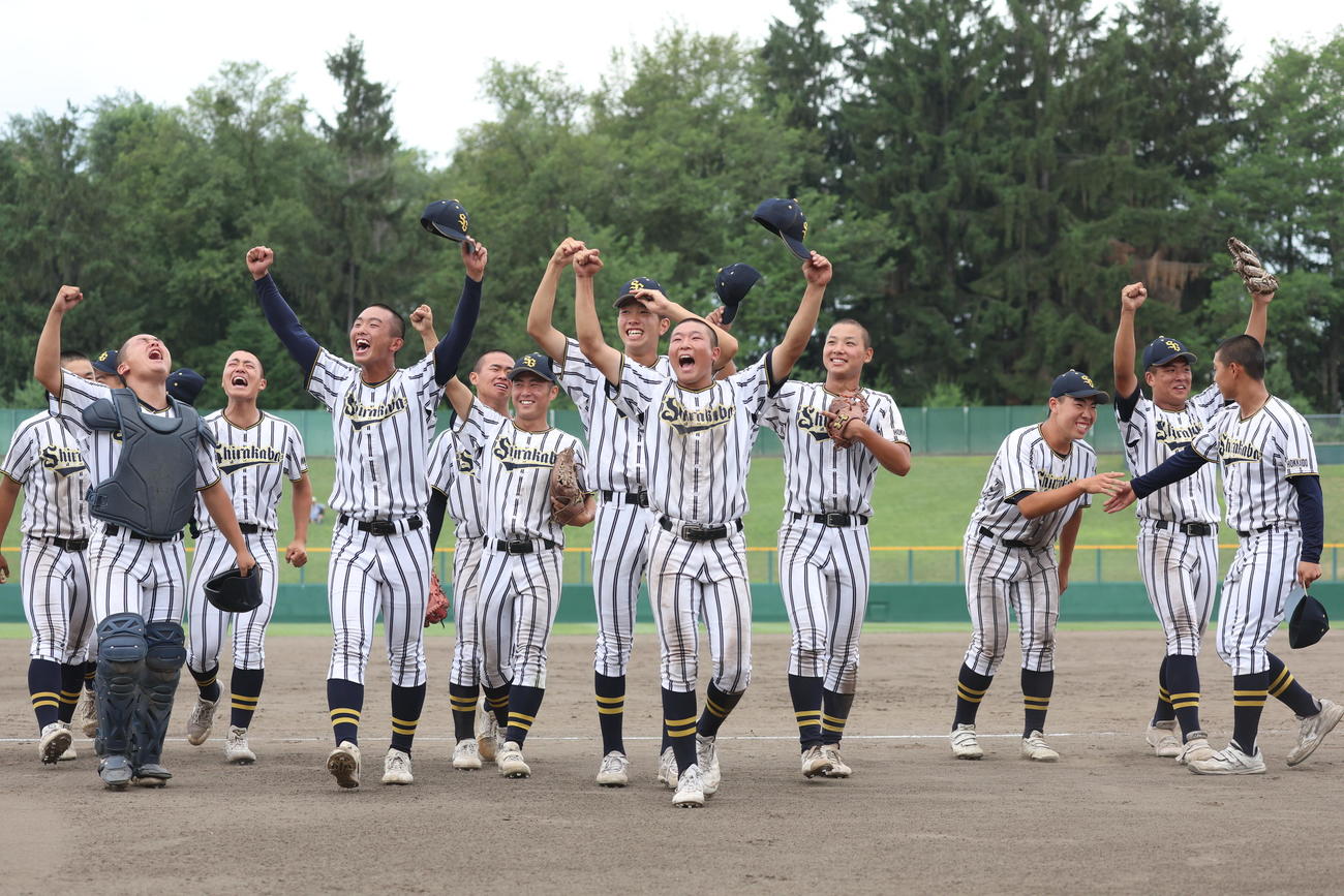 白樺学園対クラーク　優勝しスタンドの応援団に向かってガッツポーズの白樺学園ナイン（撮影・黒川智章）