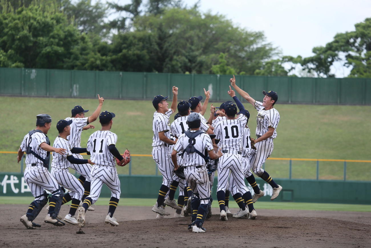 白樺学園対旭川志峯　9年ぶりの夏の甲子園出場を決めた白樺学園ナインはマウンドで喜びを爆発させる（撮影・中島洋尚）