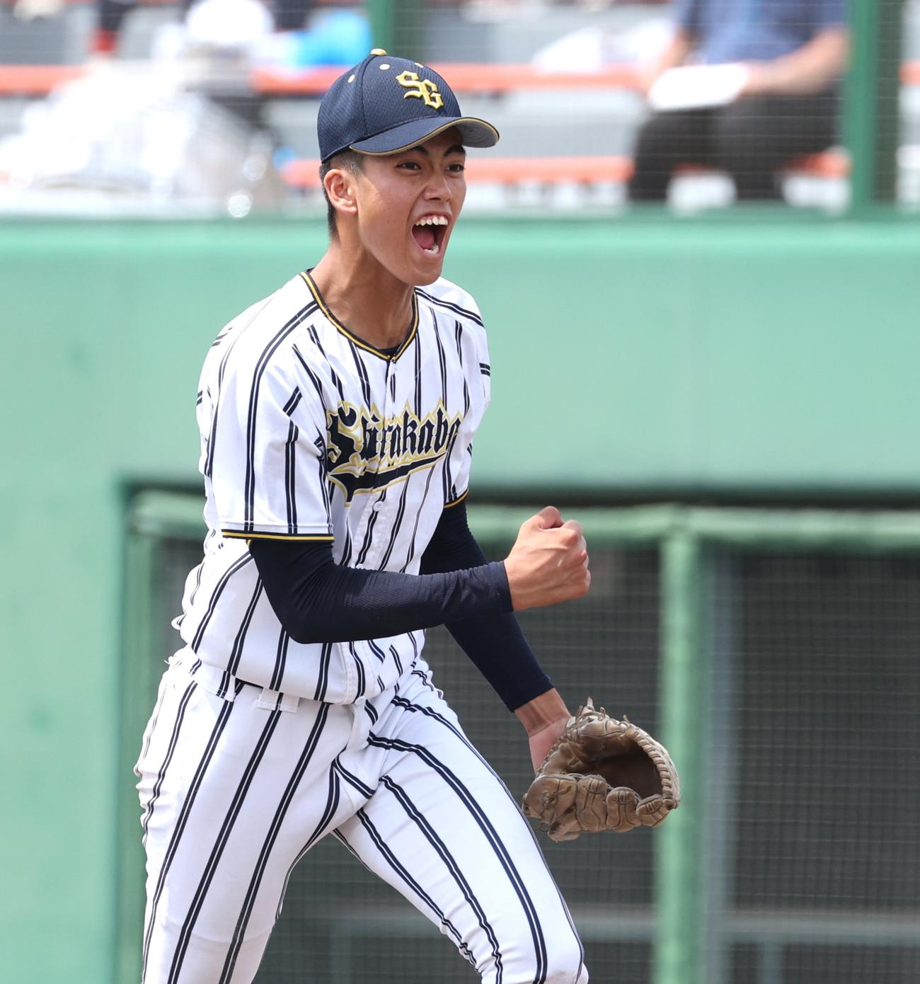 白樺学園対クラーク　2回裏、打者を3人で抑え叫ぶ白樺学園の半沢（撮影・黒川智章）