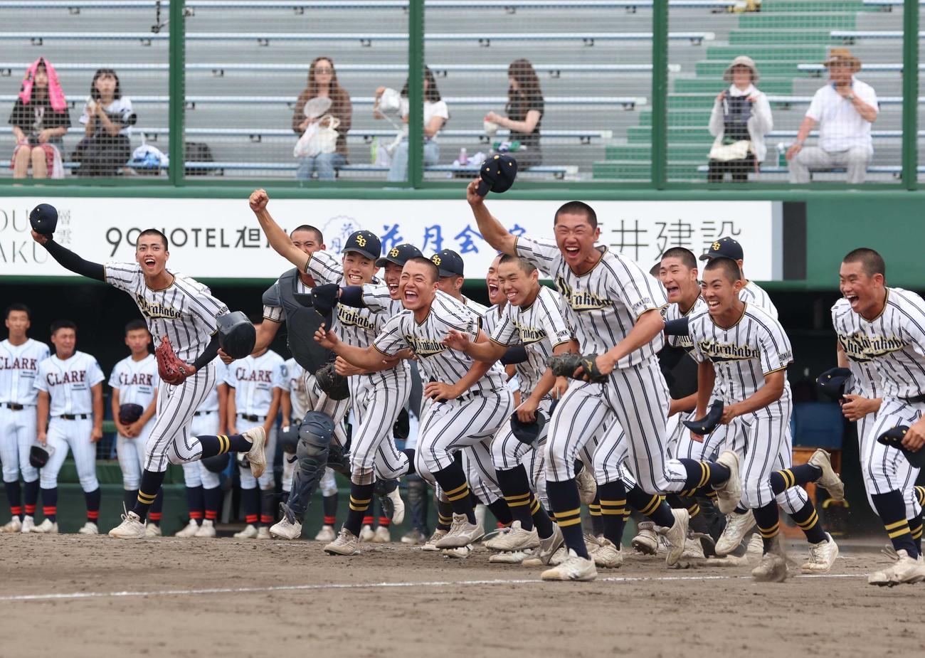 白樺学園対クラーク　優勝し笑顔で駆けだす白樺学園ナイン（撮影・黒川智章）