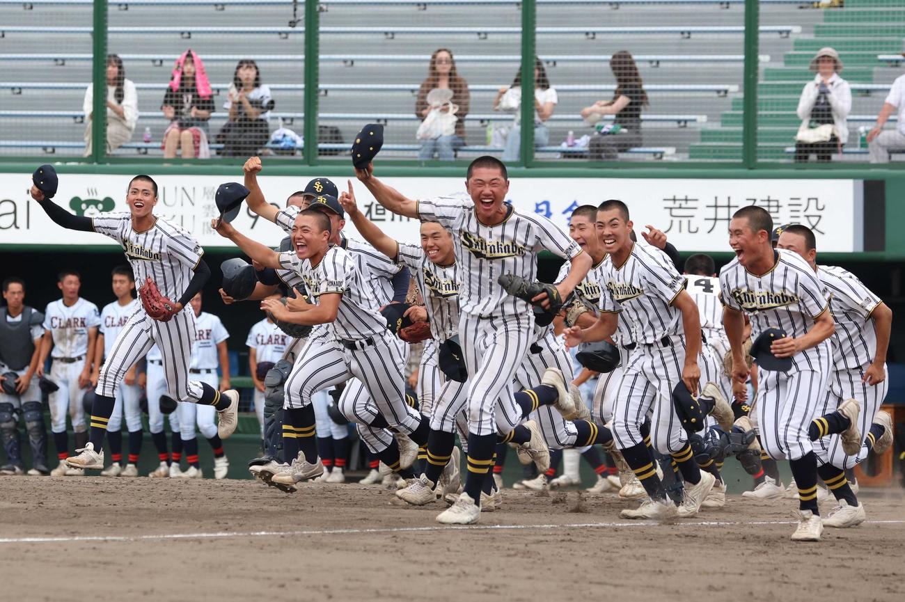白樺学園対クラーク　優勝し笑顔で駆けだす白樺学園ナイン（撮影・黒川智章）