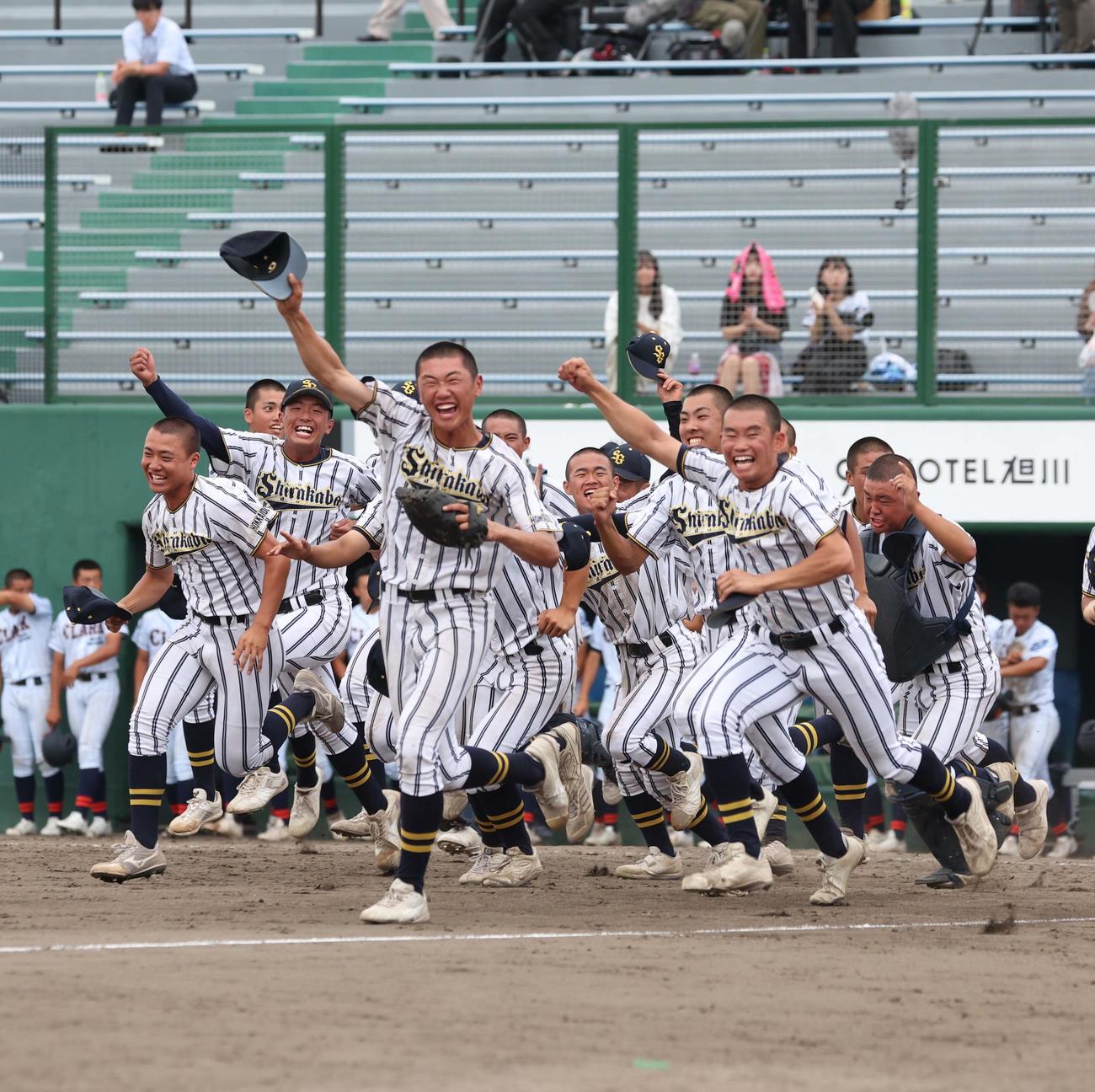 白樺学園対クラーク　優勝し笑顔で駆けだす白樺学園ナイン（撮影・黒川智章）