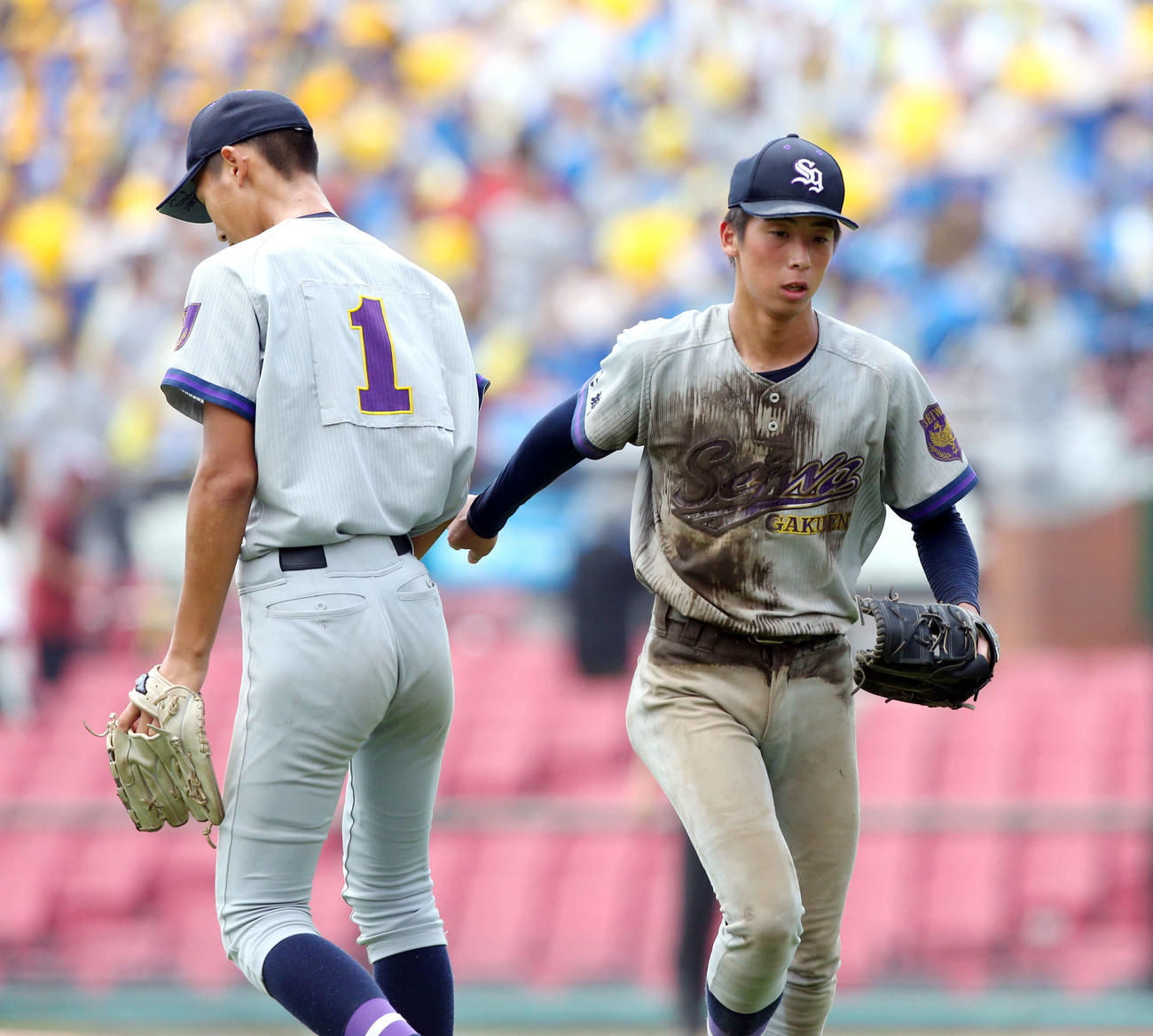 聖和学園対仙台育英　7回裏仙台育英2死一、二塁で降板し、エース千葉にマウンドを託す聖和学園・斎藤佑（右）（撮影・木村有優）
