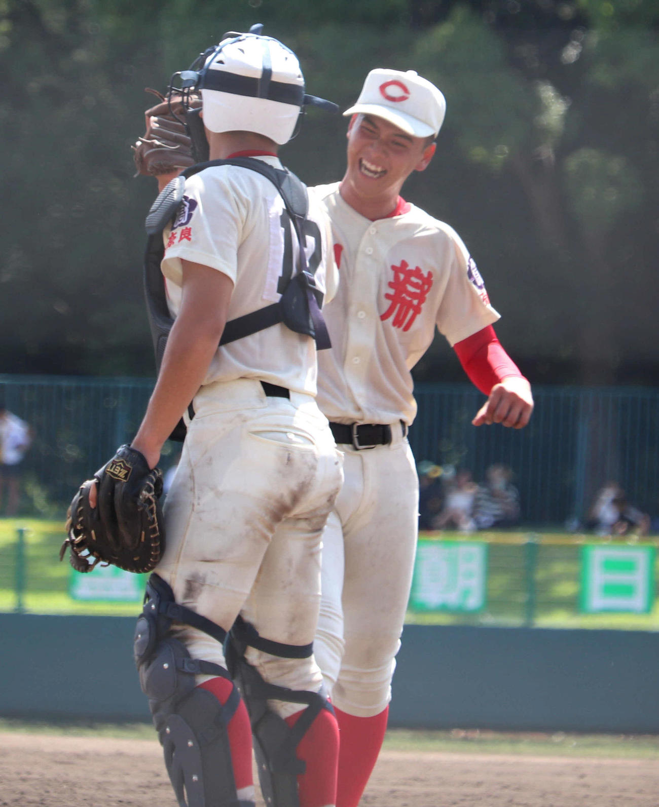 天理に勝利しグラブタッチする、田近（右）と山崎（撮影・中島麗）