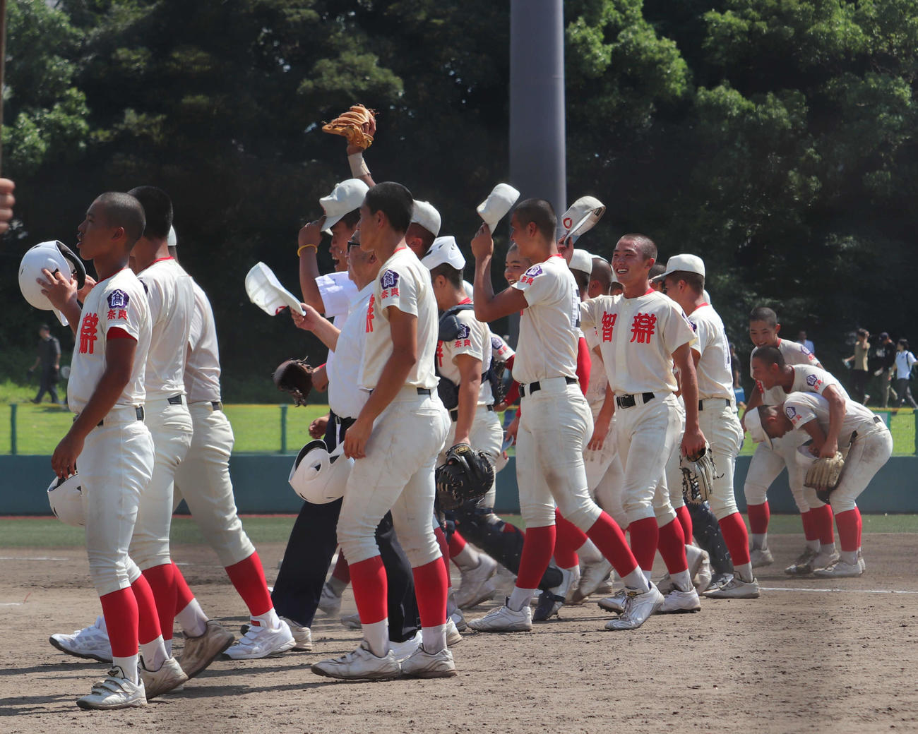 天理を破り笑顔であいさつする智弁学園ナイン（撮影・中島麗）