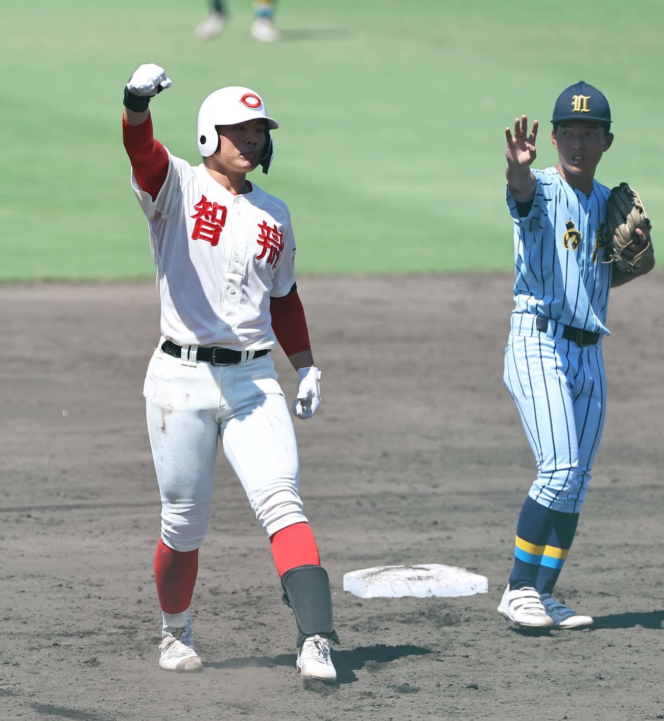 和歌山南陵対智弁和歌山　5回裏智弁和歌山1死二、三塁、花田は左越え2点適時二塁打を放ちガッツポーズ（撮影・上田博志）