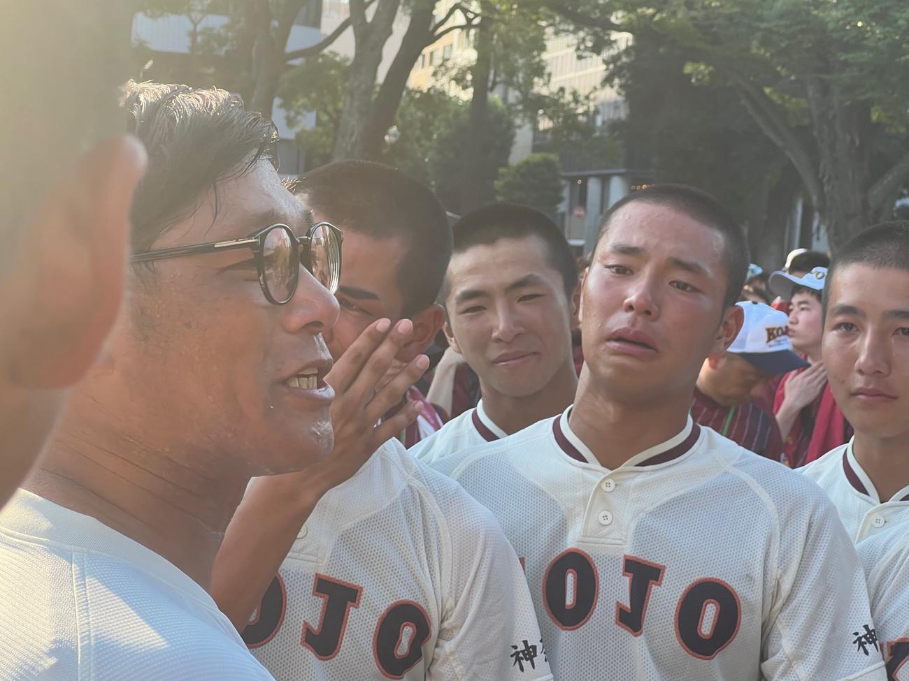 敗れた試合後、3年生を集めて感謝を伝える向上・平田隆康監督（撮影・金子真仁）