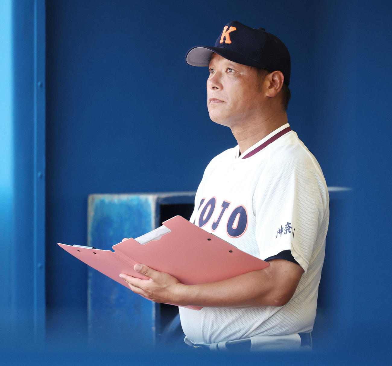 向上対東海大相模　戦況を見つめる向上・平田監督（撮影・宮地輝）