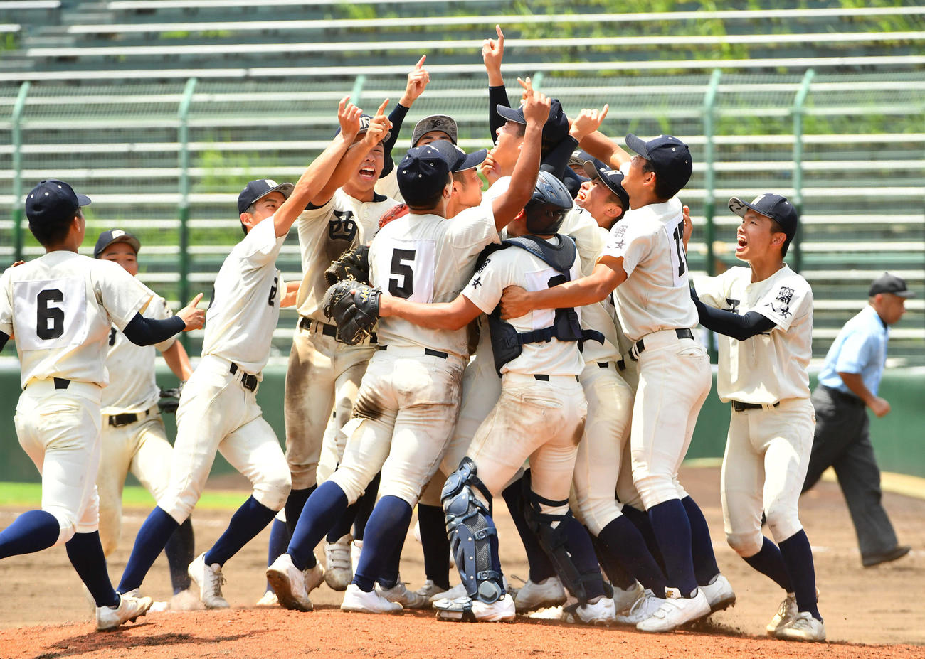 福岡大大濠対西日本短大付　福岡大大濠を破って優勝し、歓喜の輪をつくる西日本短大付ナイン（撮影・岩下翔太）