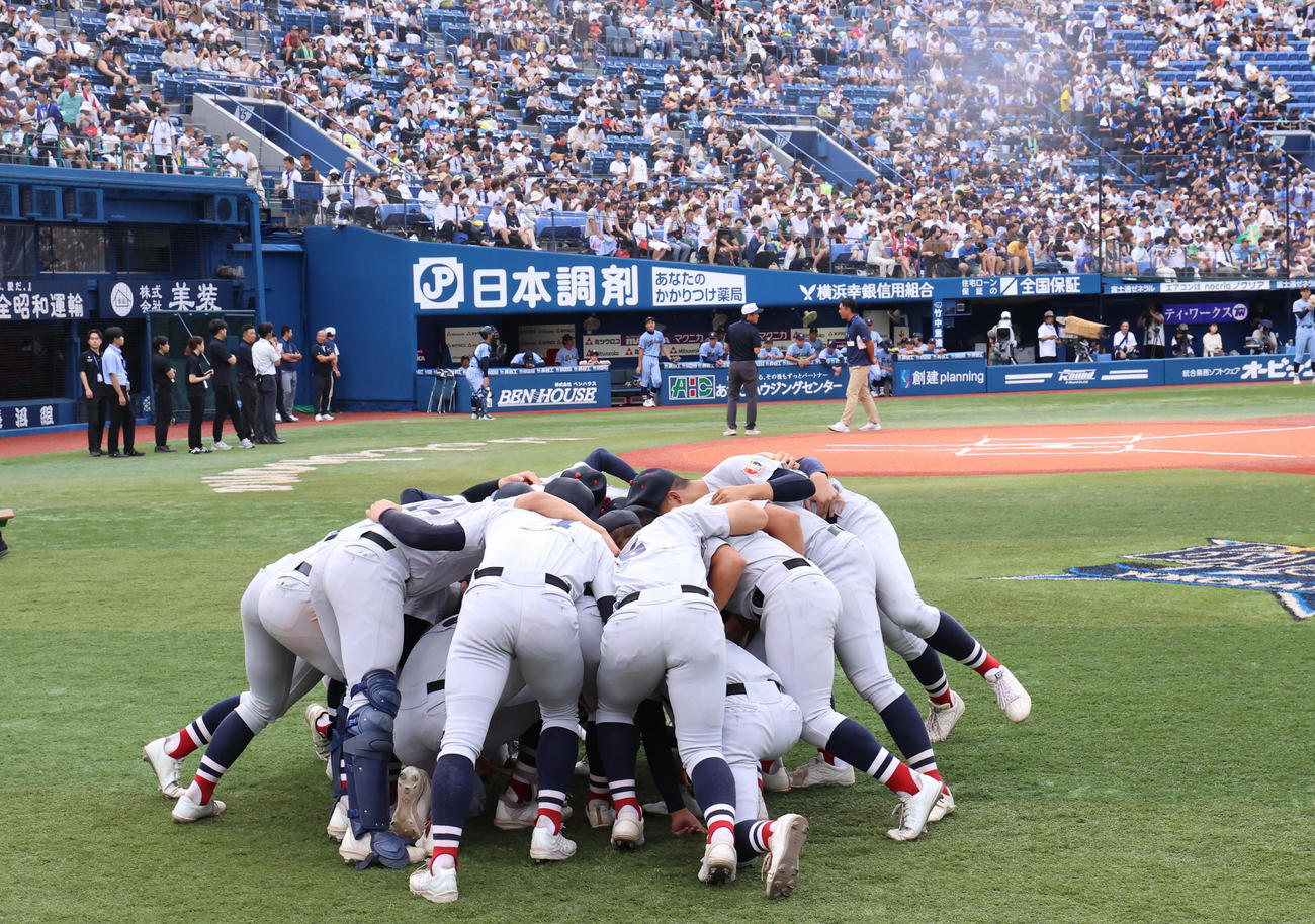 横浜対東海大相模　試合前に円陣で気合を入れる横浜の選手たち（撮影・野上伸悟）