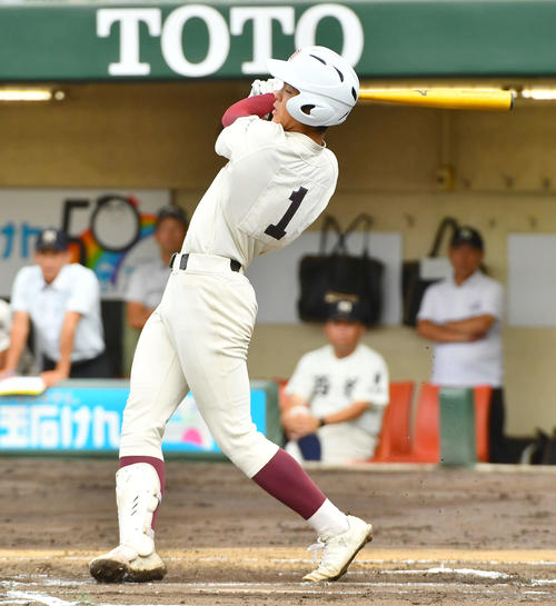 福岡大大濠対西日本短大付　1回表福岡大大濠2死二塁、柴田は先制の右前適時打を放つ（撮影・岩下翔太）