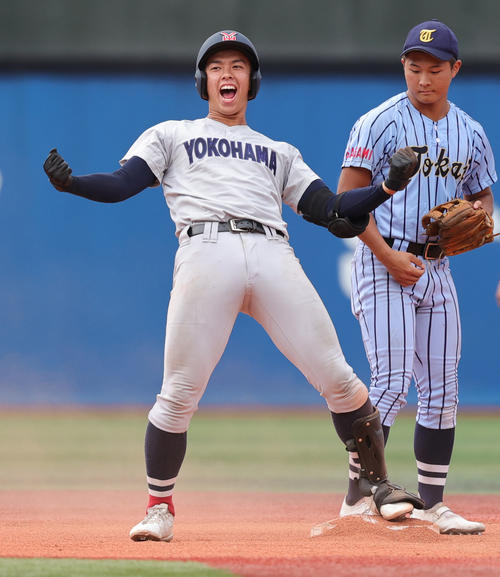 横浜対東海大相模　1回表横浜1死三塁、左中間に先制適時二塁打を放ち喜ぶ椎木（撮影・野上伸悟）