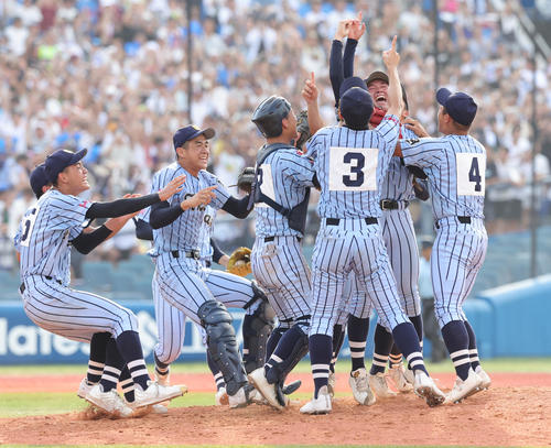横浜対東海大相模　優勝し喜ぶ東海大相模の選手たち（撮影・野上伸悟）