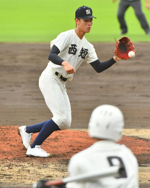 福岡大大濠対西日本短大付　2回表福岡大大濠1死、立川（手前）を投ゴロに抑える西日本短大付・村上（撮影・岩下翔太）